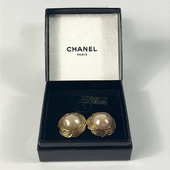 CHANEL Vintage Pearl Clip Earrings Gold tone x Beige Faux Pearl - Picture 7 of 7